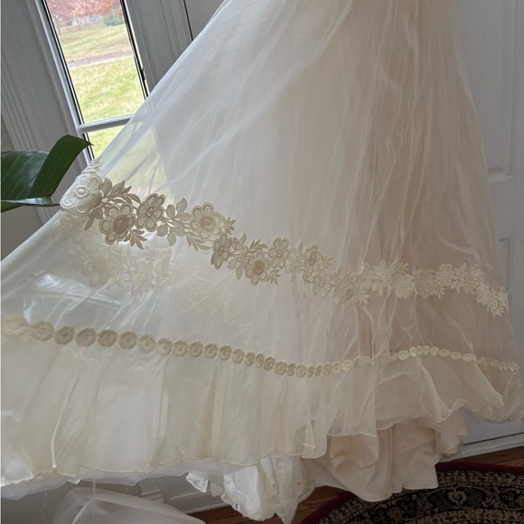 Vintage 1970s Prairie Wedding Gown – Organza Ruffles, Daisy Floral Appliqué - Picture 8 of 15